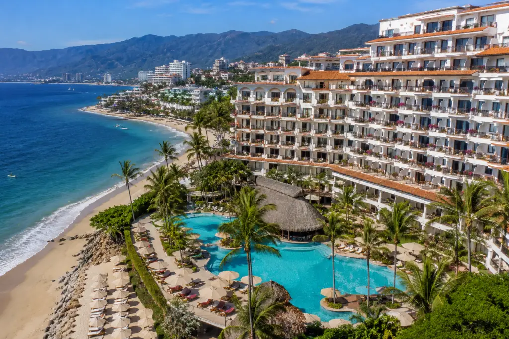 Puerto Vallarta’s Tourism Paradox: Full Hotels, Quiet Cash Registers